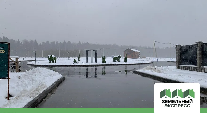 Провели очистку от снега территорию в поселке "Триумфальный"