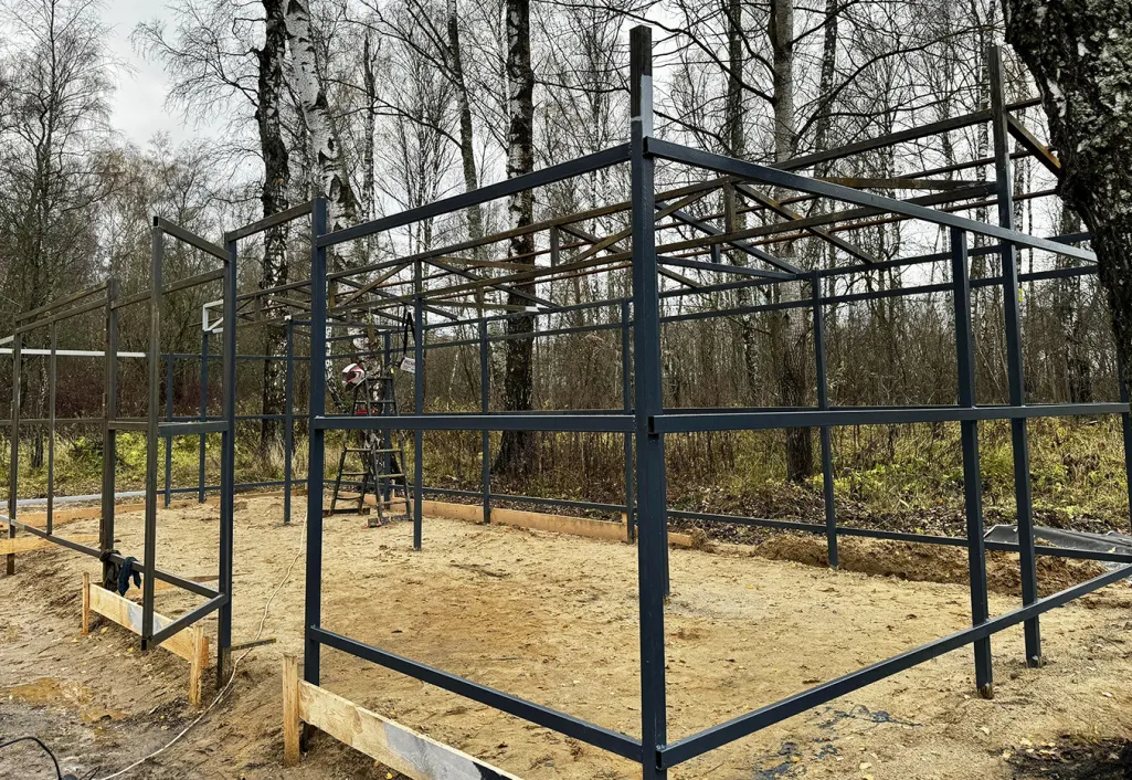 В КП «Лесной Остров» идёт монтаж контейнерной площадки