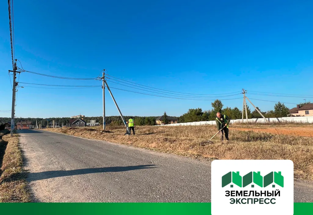 КП "Фаворит" производится покос газона.