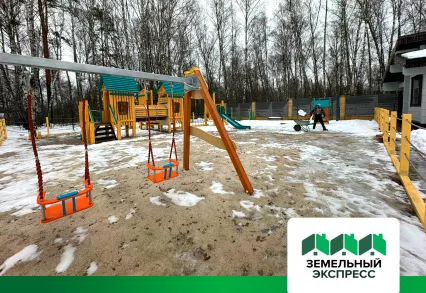 Чистка снега на детской площадке поселка "Лесной Остров"