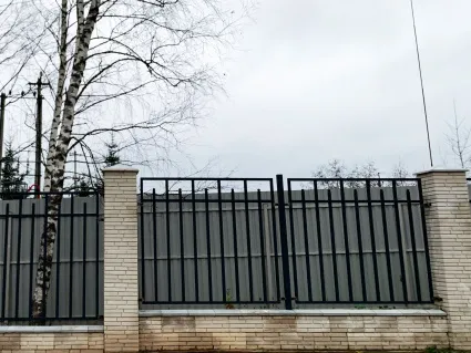 «Каретный ряд»: ведётся обустройство ограждения территории