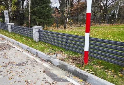 Защита территории: в поселке «Триумфальный» приступили к монтажу шлагбаума