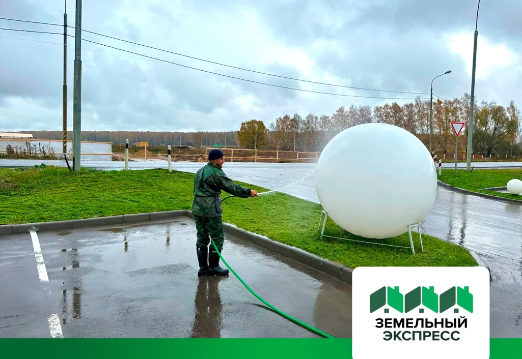 Покос газона и уборка въездной группы КП "Фаворит"