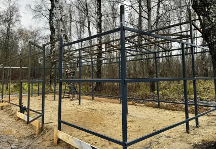 В КП «Лесной Остров» идёт монтаж контейнерной площадки