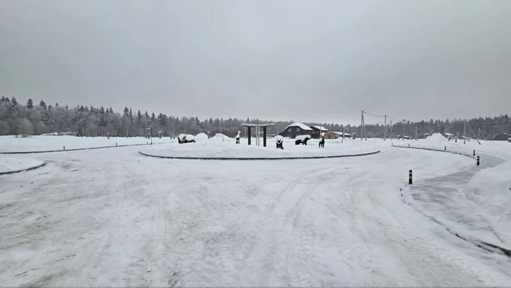 Очистка тротуаров и зон общего пользования в «Триумфальном»