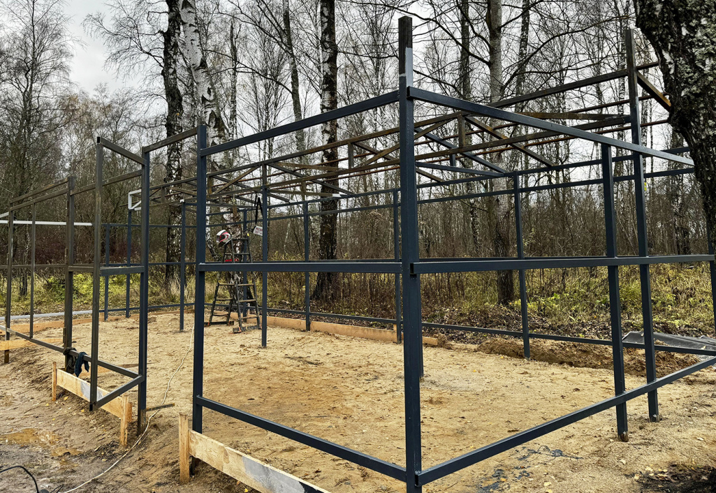 В КП «Лесной Остров» идёт монтаж контейнерной площадки