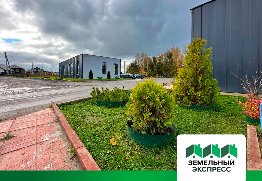 Покос газона и уборка въездной группы КП "Рэд"