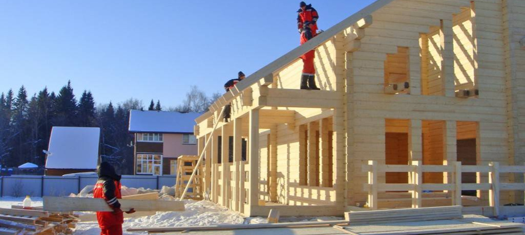 Плюсы и минусы строительства дома зимой