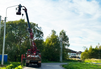 Светлая дорога в «Мирный»: завершается монтаж освещения подъездной дороги.