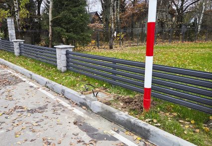 Защита территории: в поселке «Триумфальный» приступили к монтажу шлагбаума