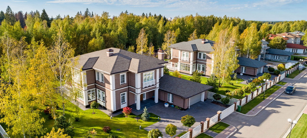 Загородный дом: в деревне или в коттеджном поселке?