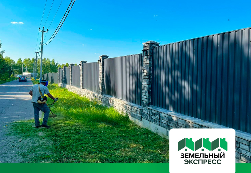 Работы по покосу газона в поселке «Рэд»